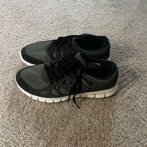 Men’s Nike Free Run in Olive size 10